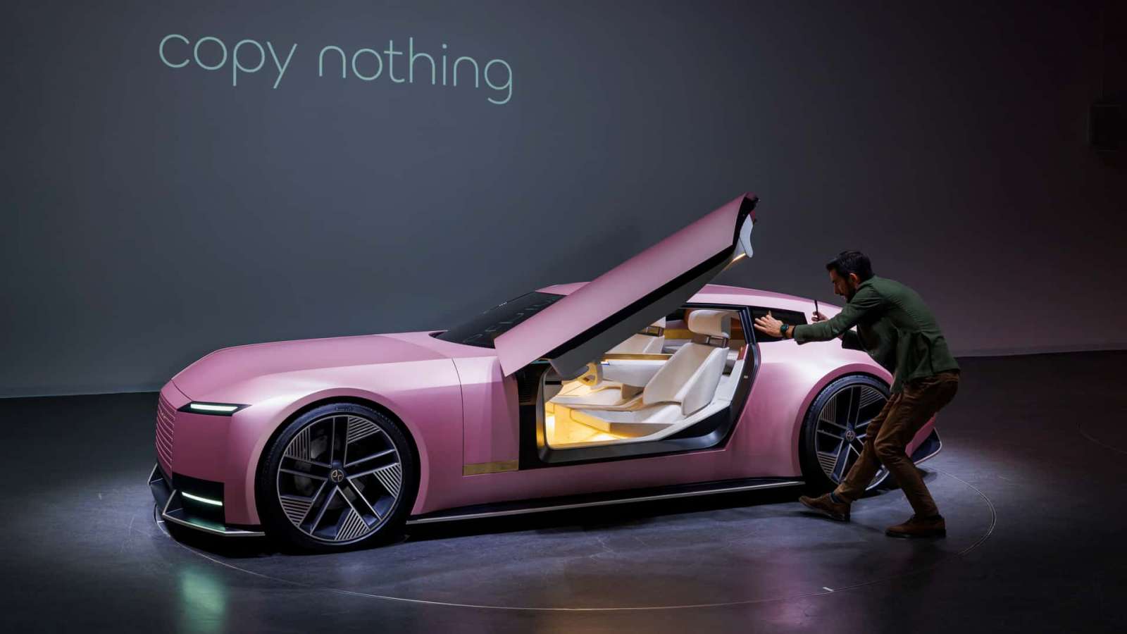 Ξεκίνησε η ηλεκτρική εποχή στην Jaguar με την ριζοσπαστική Type 00